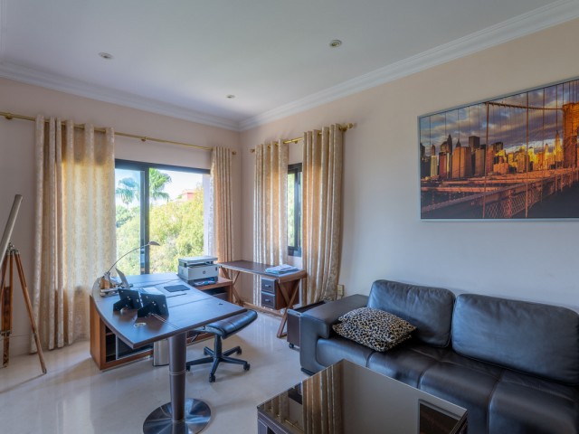 8 Bedrooms Villa in Benahavís