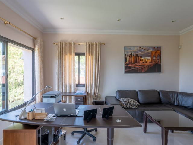 8 Bedrooms Villa in Benahavís