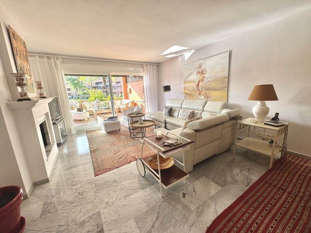 4 Bedrooms Apartment in Guadalmina Baja