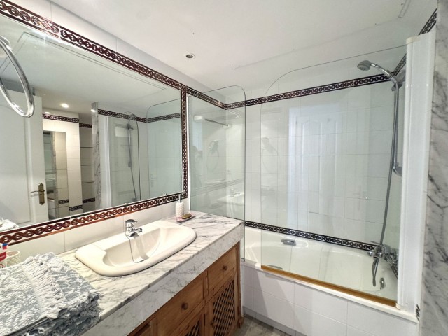 4 Bedrooms Apartment in Guadalmina Baja