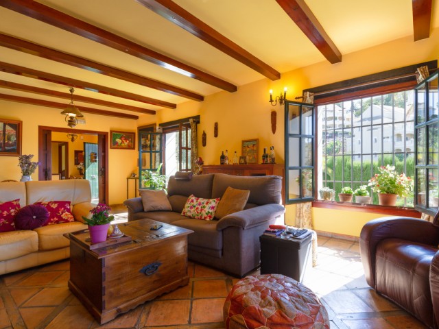 4 Bedrooms Villa in Elviria