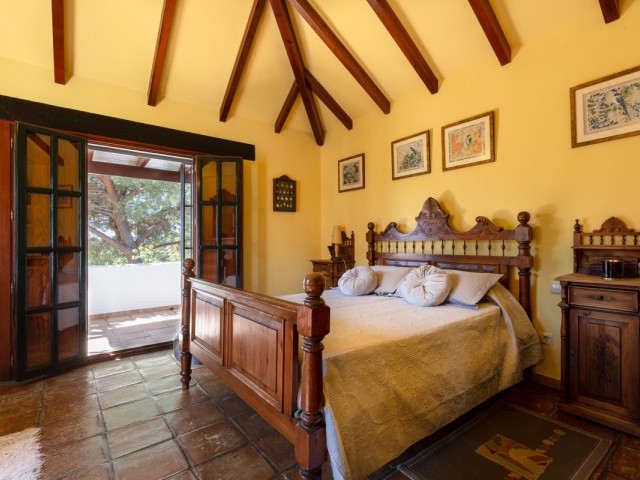 4 Bedrooms Villa in Elviria