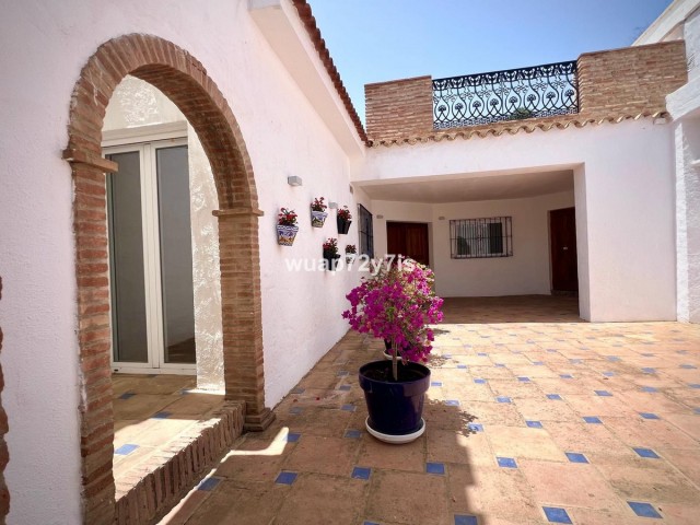 5 Bedrooms Villa in Estepona