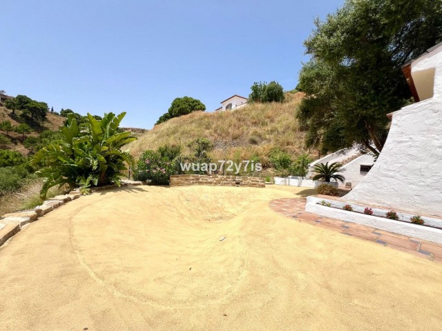 5 Bedrooms Villa in Estepona