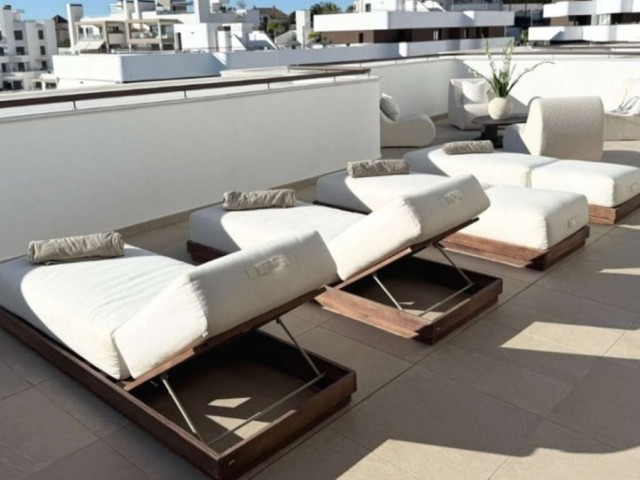 Apartamento con 3 Dormitorios  en Estepona