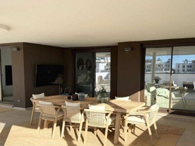 Apartamento con 3 Dormitorios  en Estepona