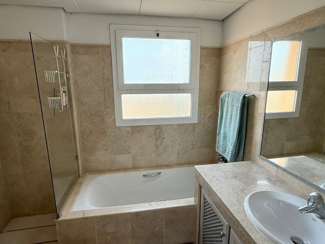 3 Makuuhuoneen Huoneisto San Roque Club