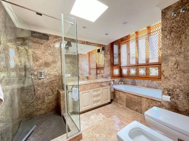 4 Makuuhuoneen Huvila Costalita