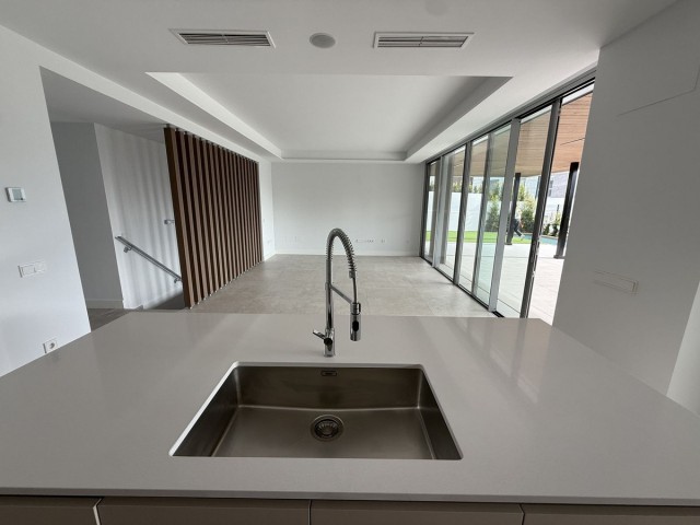 4 Bedrooms Apartment in Marbella