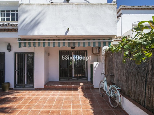 5 Schlafzimmer Villa in New Golden Mile