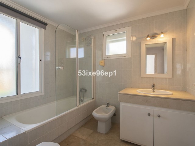 5 Schlafzimmer Villa in New Golden Mile