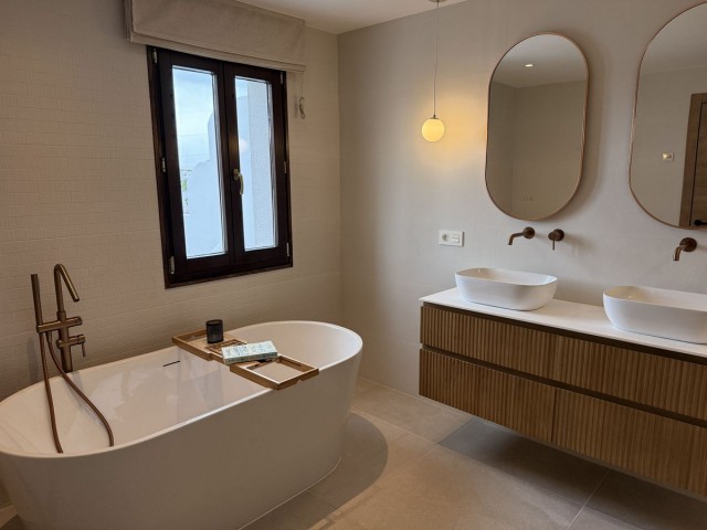 Adosado con 4 Dormitorios  en Estepona