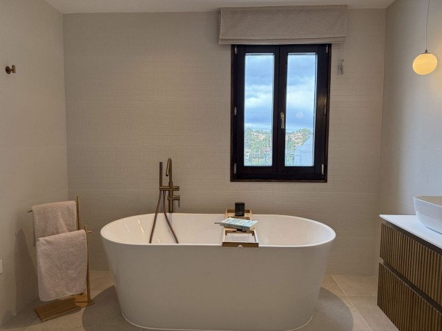 Adosado con 4 Dormitorios  en Estepona