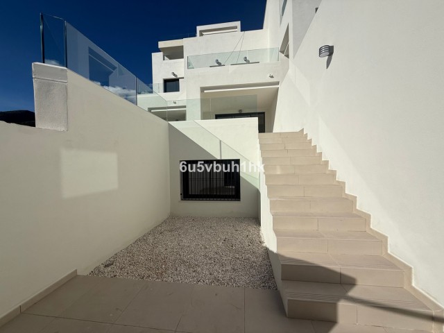 Adosado con 4 Dormitorios  en Benalmadena