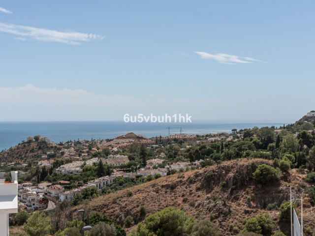 Adosado con 4 Dormitorios  en Benalmadena