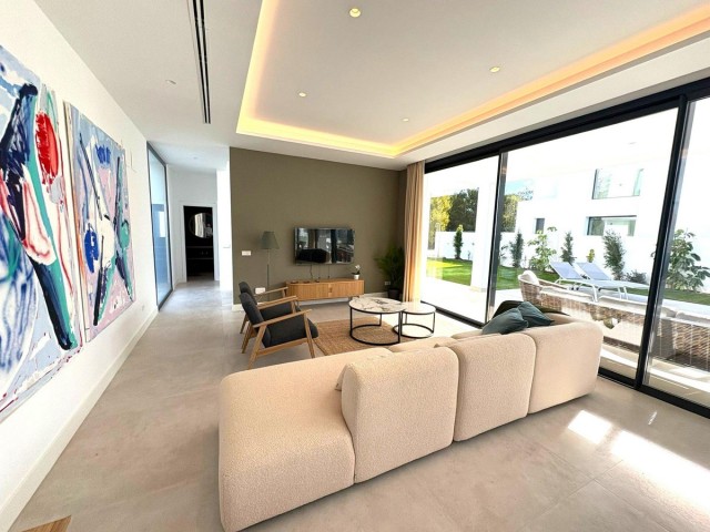 6 Soveroms Villa i Estepona