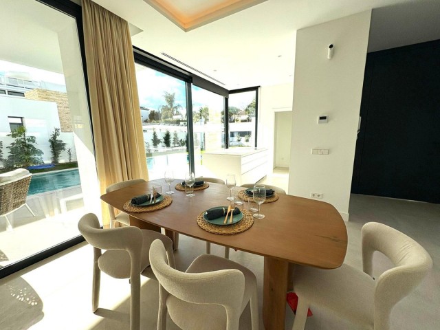 6 Soveroms Villa i Estepona