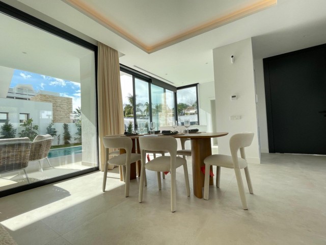 6 Soveroms Villa i Estepona