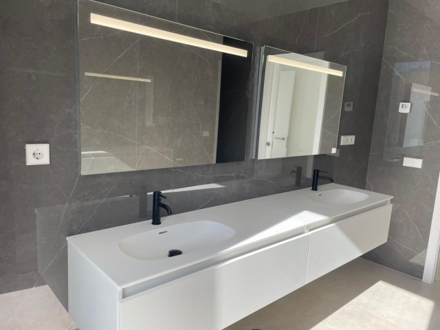 6 Soveroms Villa i Estepona