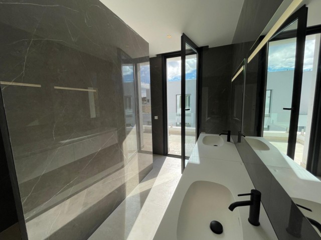 6 Soveroms Villa i Estepona