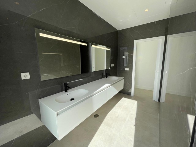 6 Soveroms Villa i Estepona