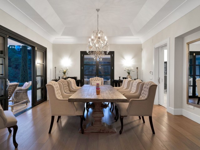 5 Bedrooms Villa in Benahavís