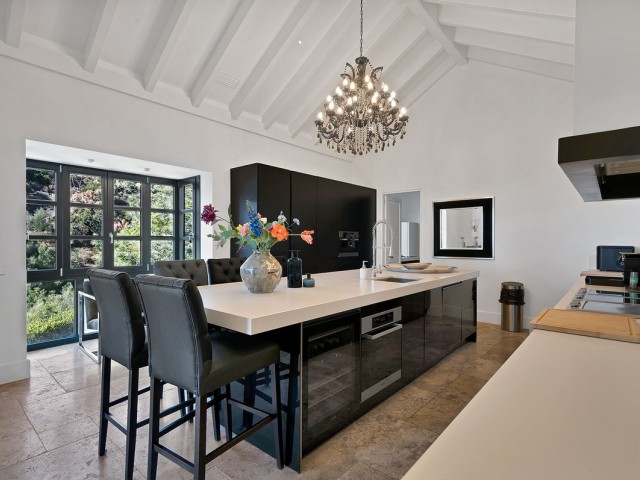 5 Bedrooms Villa in Benahavís