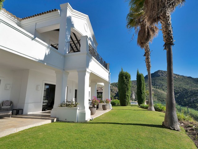 5 Bedrooms Villa in Benahavís