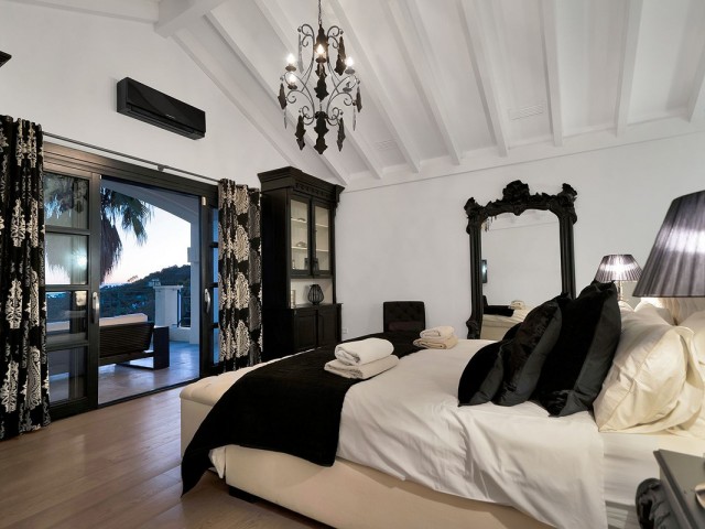 5 Bedrooms Villa in Benahavís