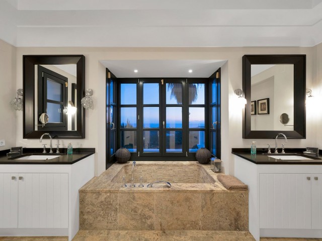 5 Bedrooms Villa in Benahavís