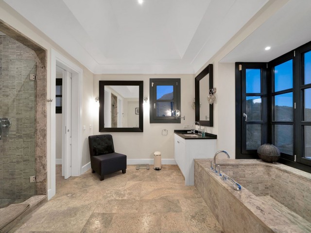 5 Bedrooms Villa in Benahavís