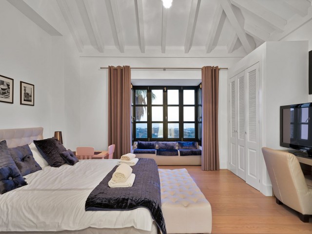 5 Bedrooms Villa in Benahavís