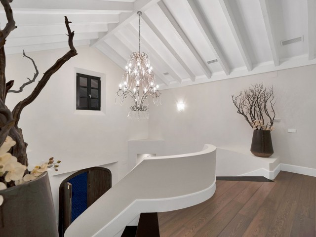 5 Bedrooms Villa in Benahavís