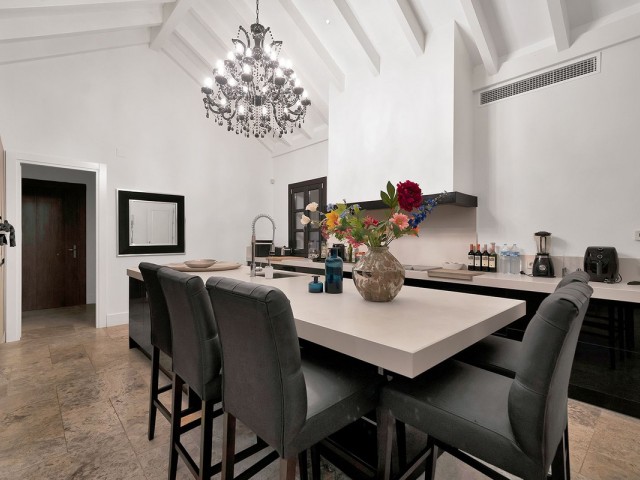 5 Bedrooms Villa in Benahavís