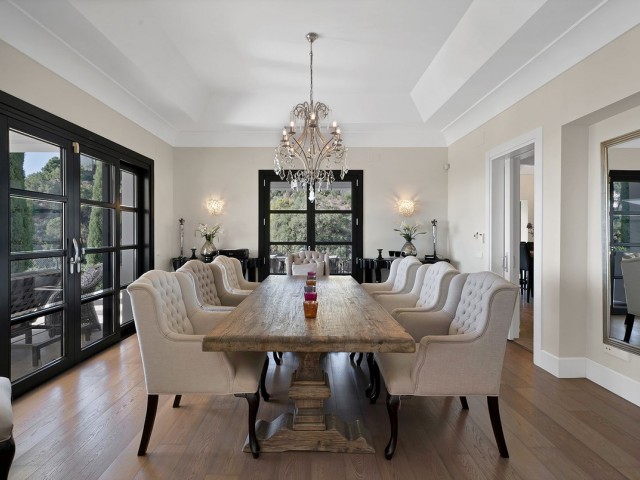 5 Bedrooms Villa in Benahavís