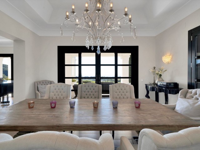 5 Bedrooms Villa in Benahavís