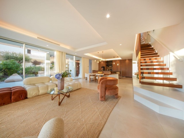 5 Bedrooms Villa in Elviria