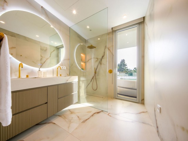 5 Bedrooms Villa in Elviria