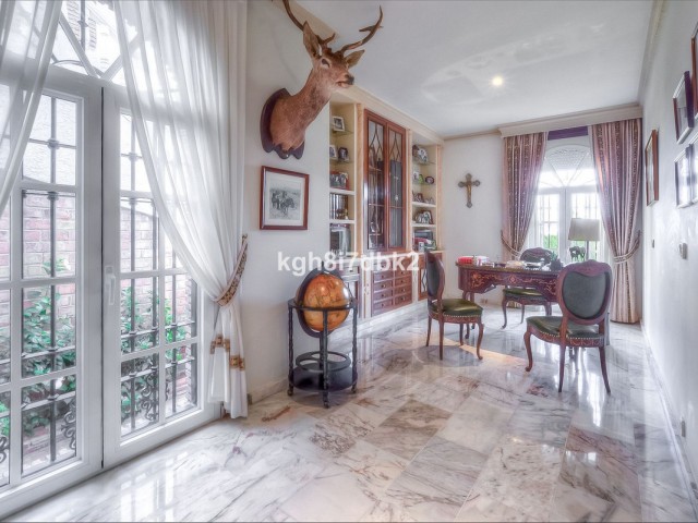 Villa avec 10 Chambres  à Benalmadena