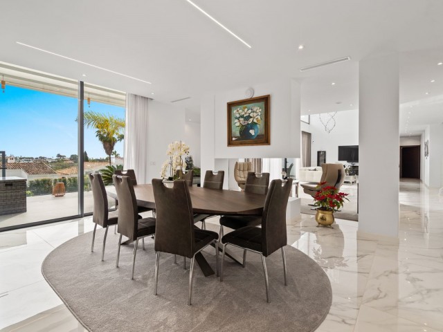 5 Soveroms Villa i Estepona