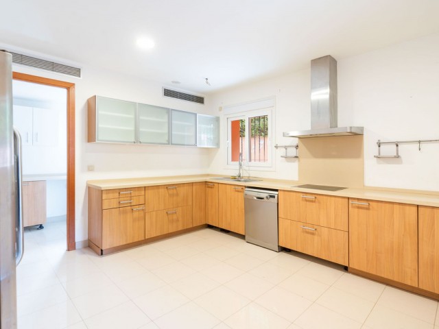 4 Bedrooms Villa in Sotogrande