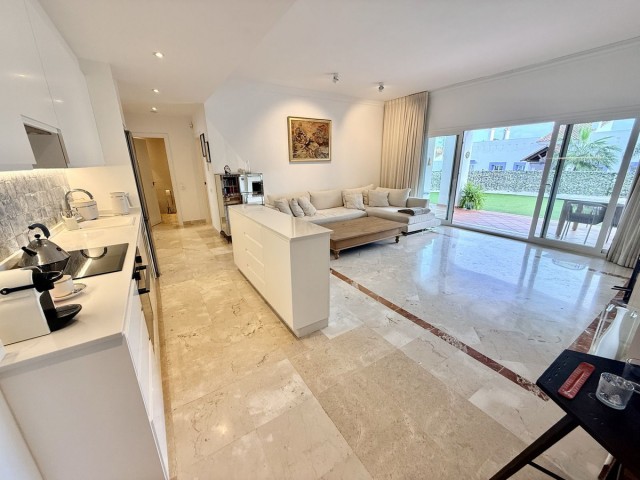 Apartamento con 3 Dormitorios  en Benahavís