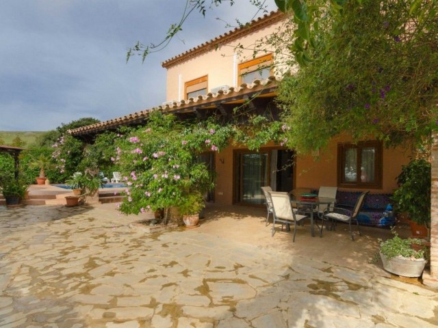 4 Bedrooms Villa in Estepona