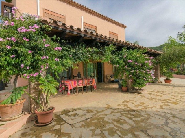 4 Bedrooms Villa in Estepona