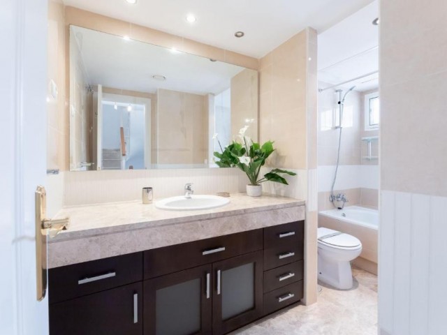 4 Schlafzimmer Reihenhaus in Nueva Andalucía