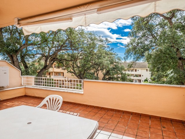 Apartamento con 2 Dormitorios  en Elviria