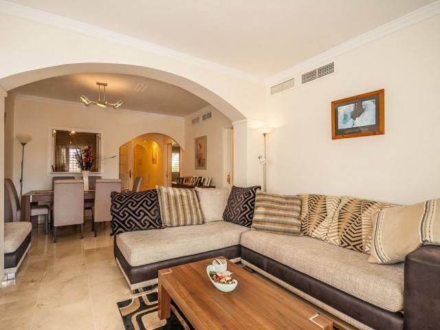 Apartamento con 2 Dormitorios  en Elviria