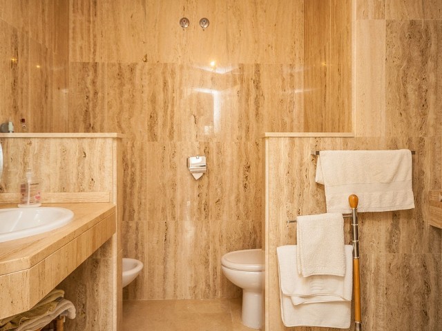 Apartamento con 2 Dormitorios  en Elviria