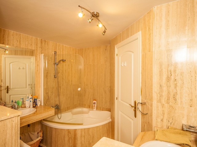 Apartamento con 2 Dormitorios  en Elviria