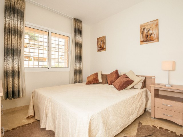 Apartamento con 2 Dormitorios  en Elviria